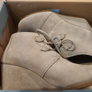 Toms suede wedges size 8